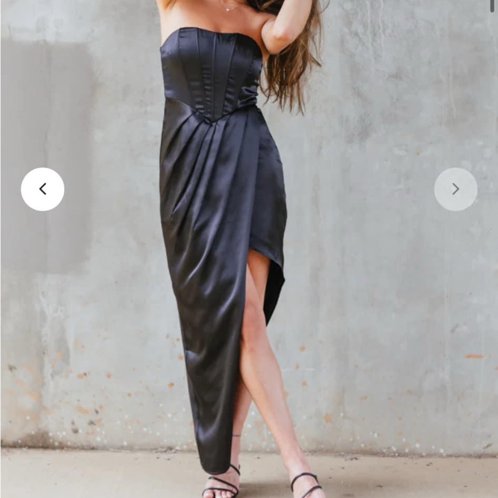Vestique Black Strapless Dress